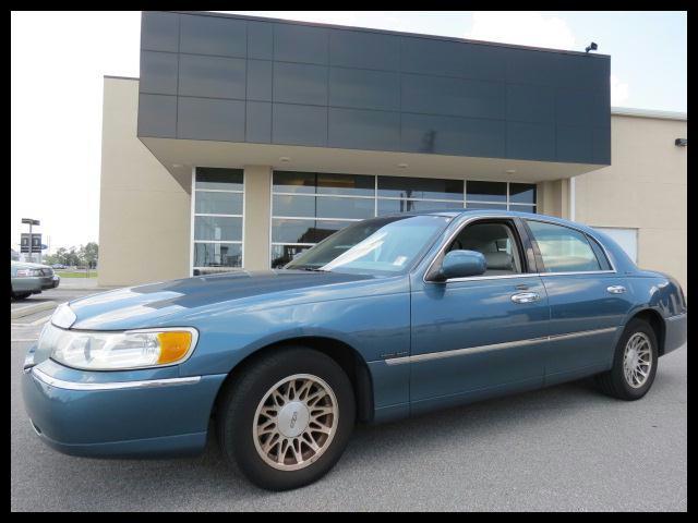 Photo of 2002 Lincoln Town Car