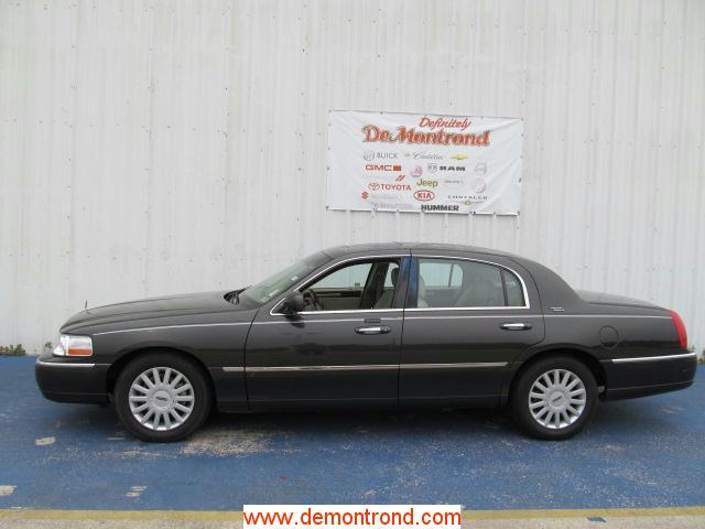 Photo of 2005 Lincoln Town Car