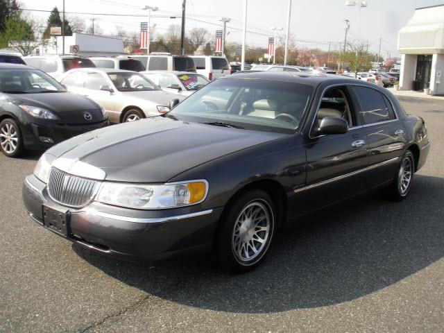 Photo of 2000 Lincoln Town Car