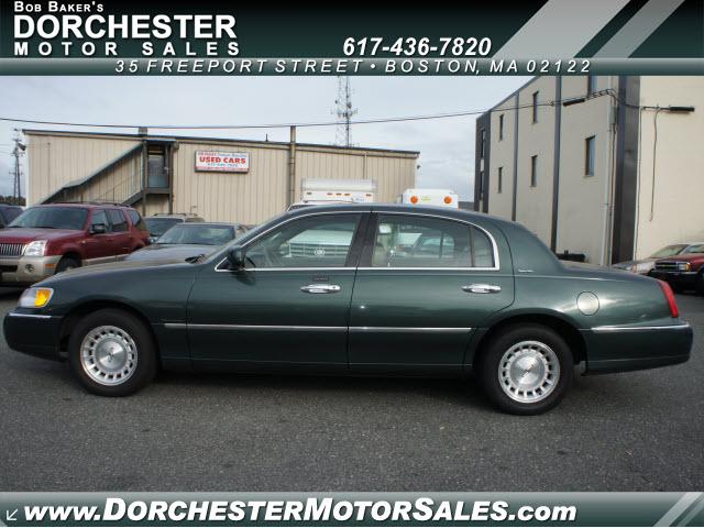 Photo of 2000 Lincoln Town Car