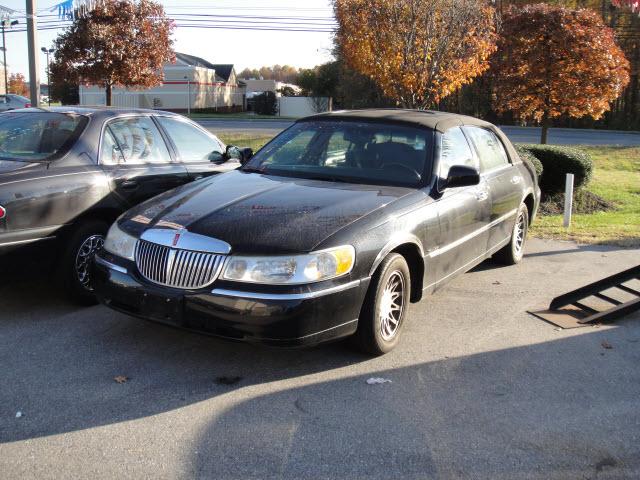 Photo of 2001 Lincoln Town Car