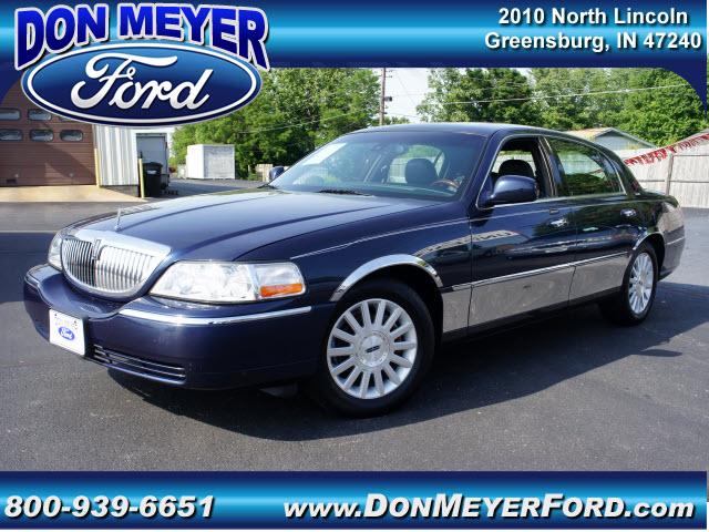 Photo of 2003 Lincoln Town Car