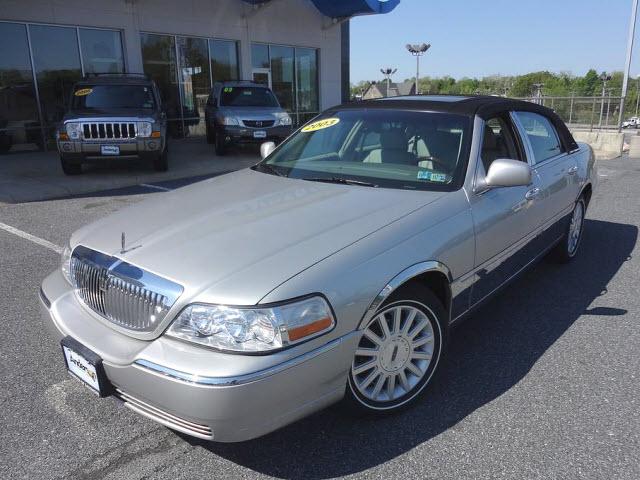 Photo of 2003 Lincoln Town Car