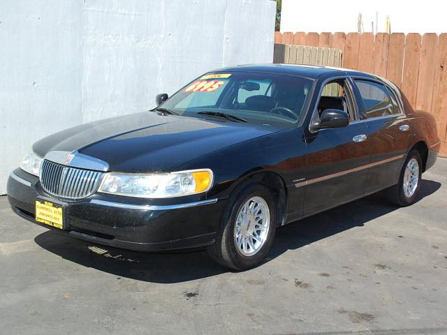Photo of 1999 Lincoln Town Car