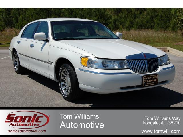 Photo of 2000 Lincoln Town Car