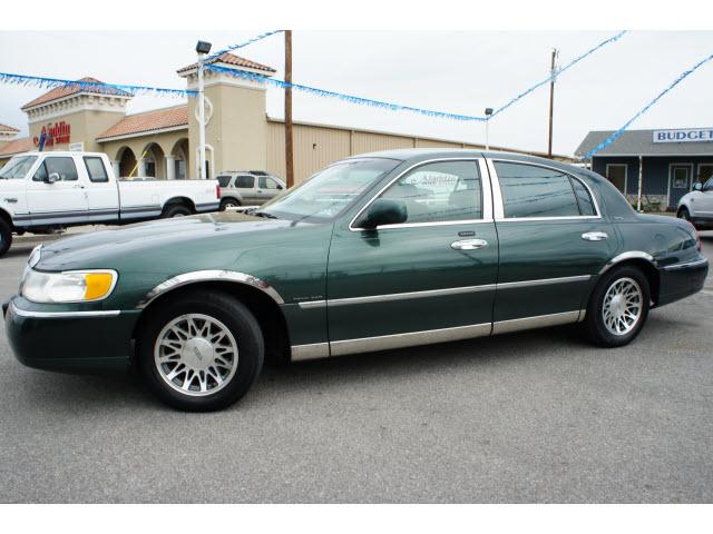 Photo of 2001 Lincoln Town Car