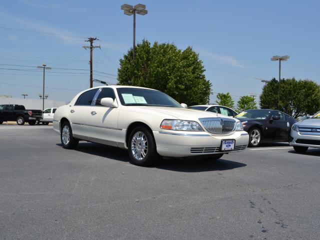 Photo of 2006 Lincoln Town Car