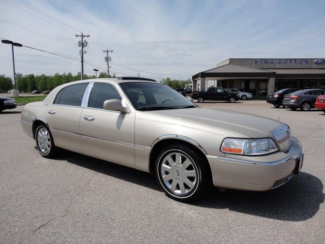 Photo of 2005 Lincoln Town Car