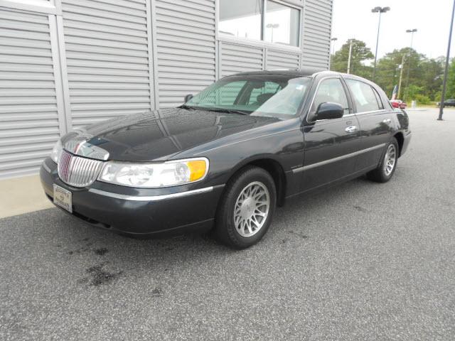 Photo of 2000 Lincoln Town Car