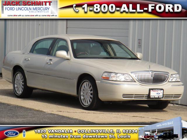 Photo of 2005 Lincoln Town Car