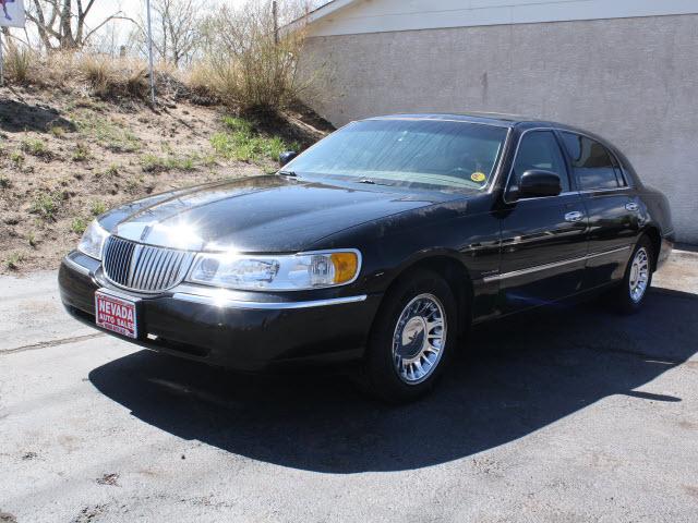 Photo of 1999 Lincoln Town Car