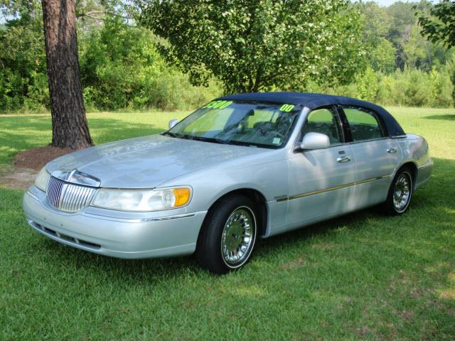 Photo of 2000 Lincoln Town Car