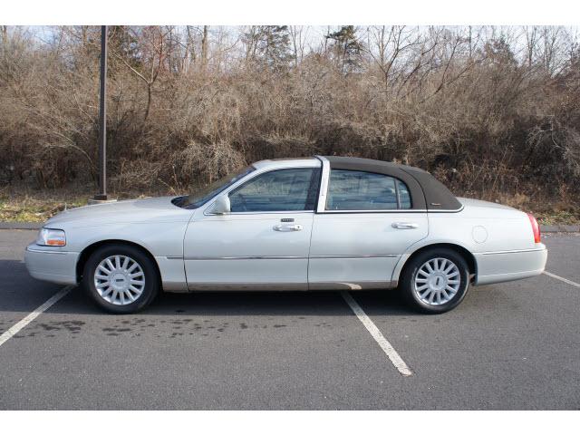 Photo of 2004 Lincoln Town Car