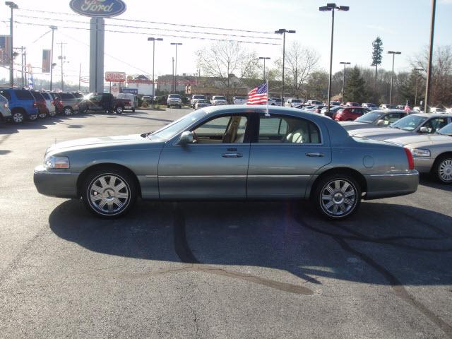 Photo of 2004 Lincoln Town Car