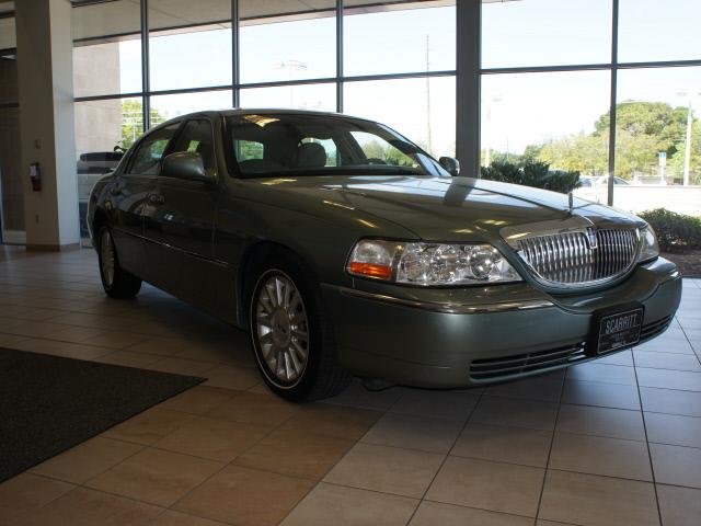 Photo of 2004 Lincoln Town Car