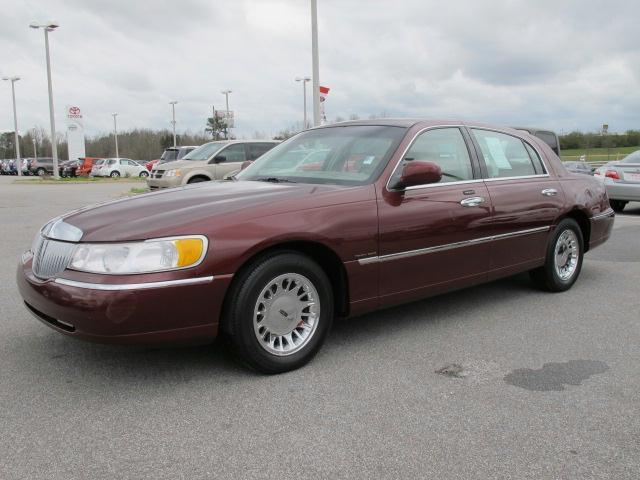 Photo of 2001 Lincoln Town Car