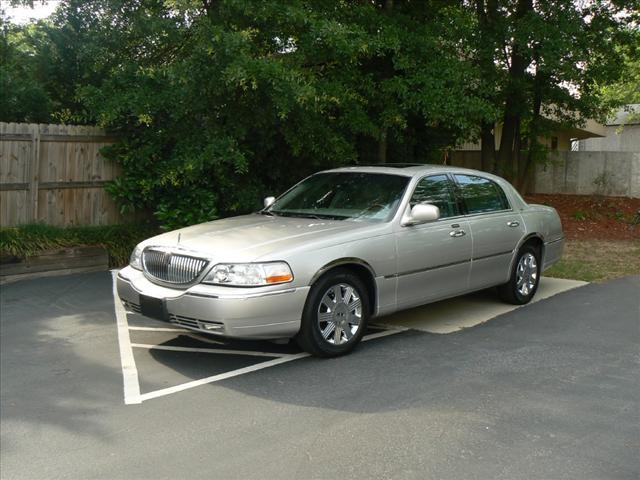 Photo of 2003 Lincoln Town Car