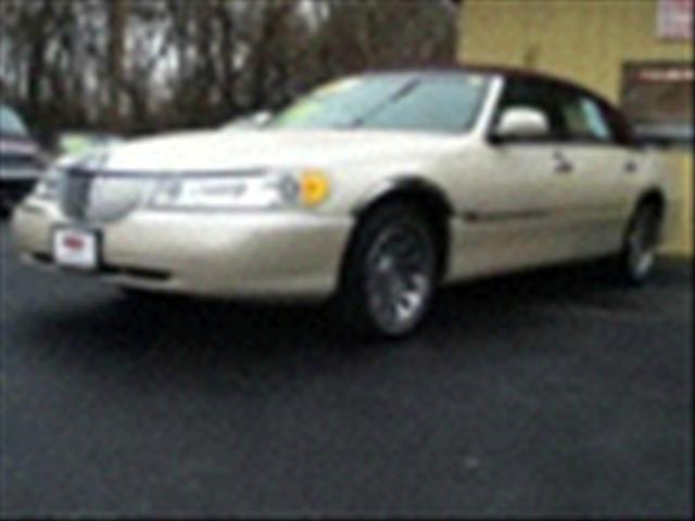 Photo of 2000 Lincoln Town Car