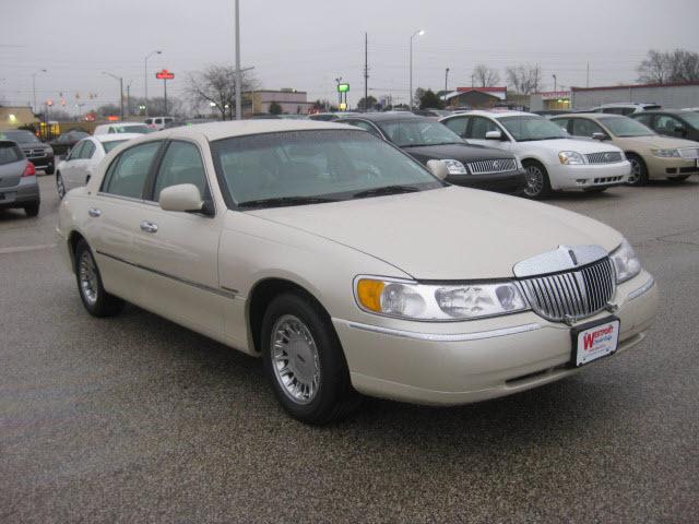 Photo of 2000 Lincoln Town Car