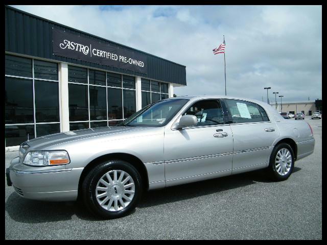 Photo of 2004 Lincoln Town Car