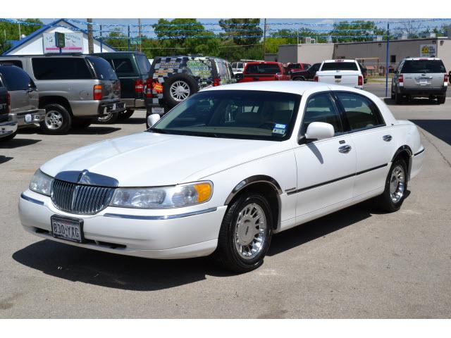 Photo of 2000 Lincoln Town Car