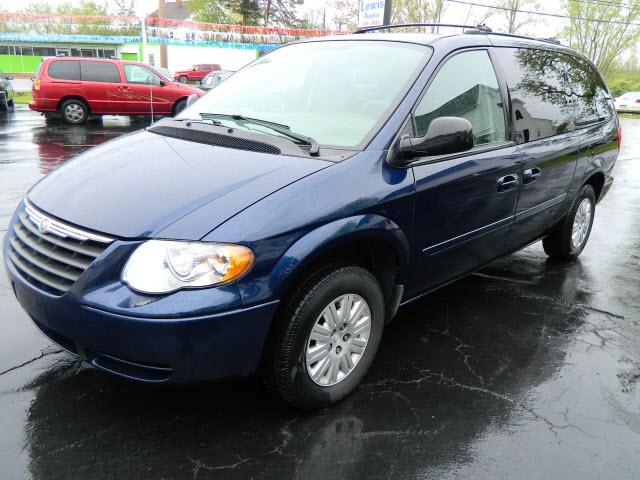 Photo of 2006 Chrysler Town & Country