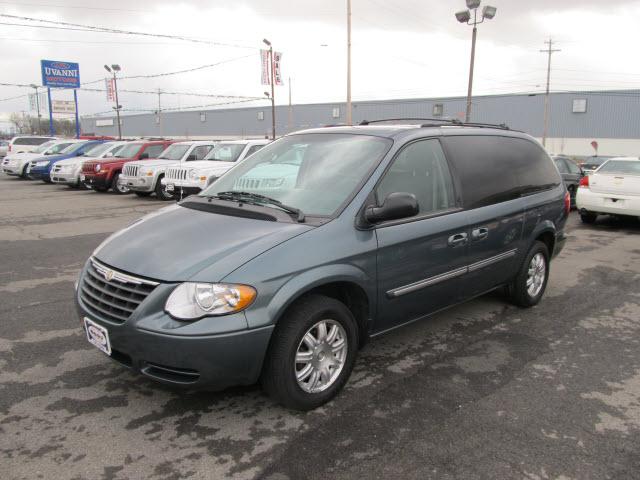 Photo of 2006 Chrysler Town & Country