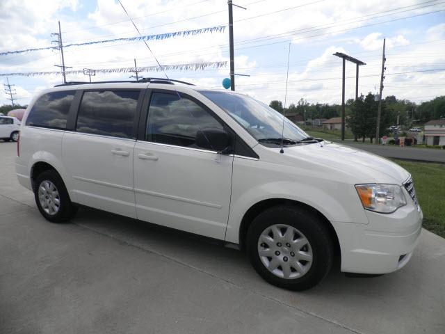 Photo of 2010 Chrysler Town & Country