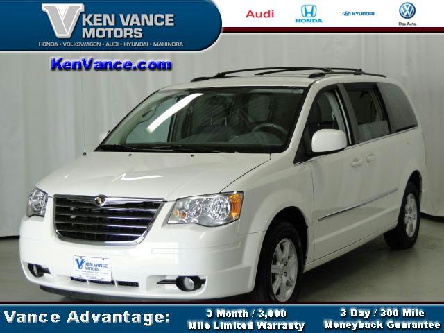 Photo of 2010 Chrysler Town & Country
