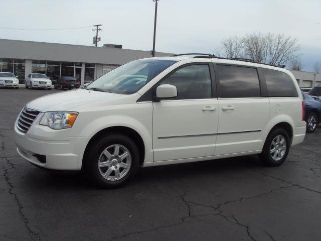 Photo of 2010 Chrysler Town & Country