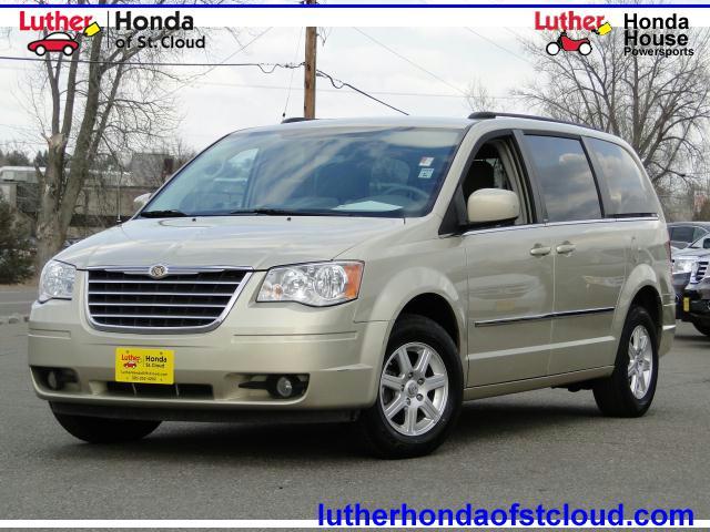Photo of 2010 Chrysler Town & Country