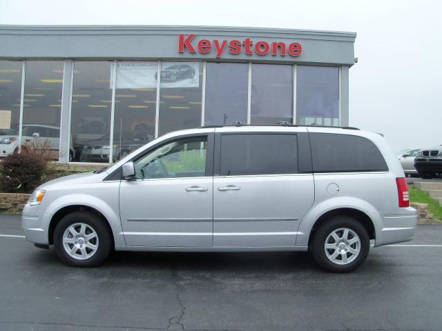 Photo of 2010 Chrysler Town & Country