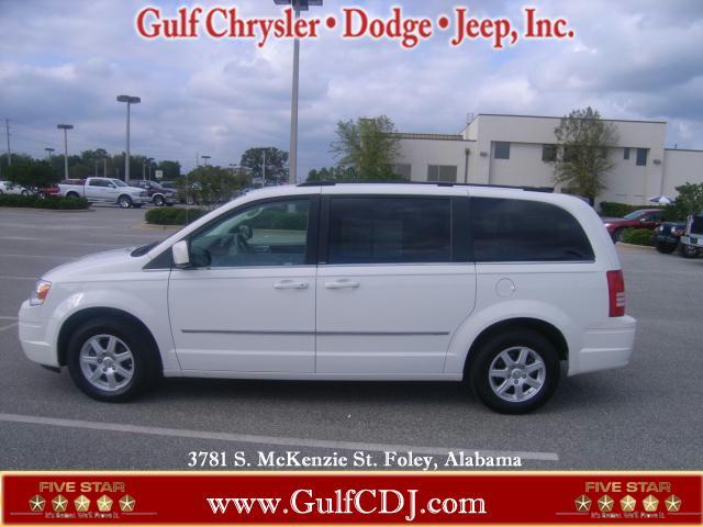 Photo of 2010 Chrysler Town & Country