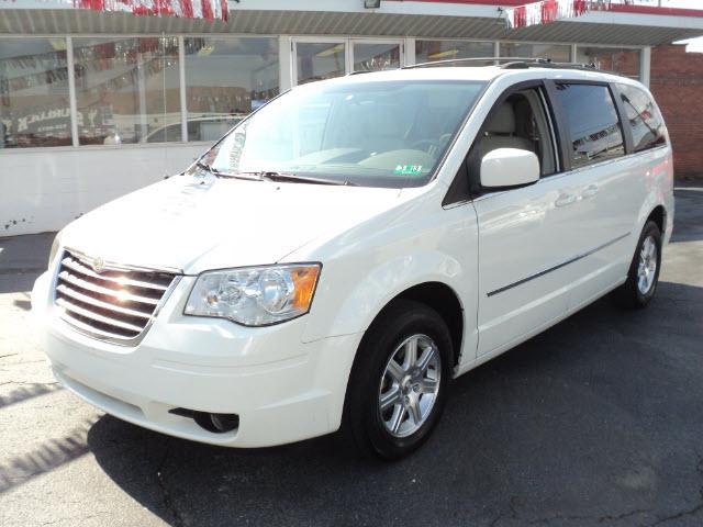 Photo of 2009 Chrysler Town & Country