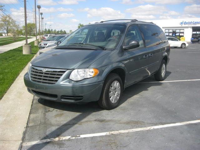 Photo of 2005 Chrysler Town & Country
