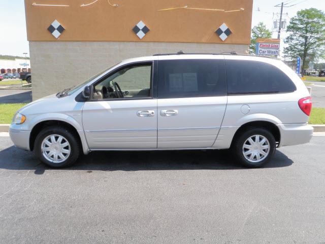 Photo of 2005 Chrysler Town & Country