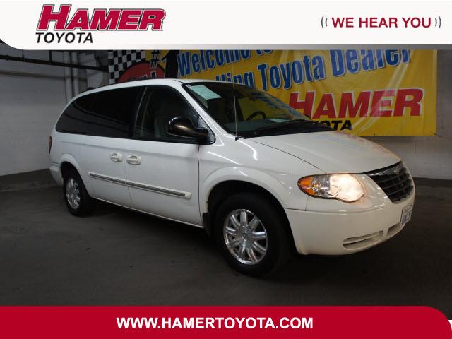 Photo of 2005 Chrysler Town & Country