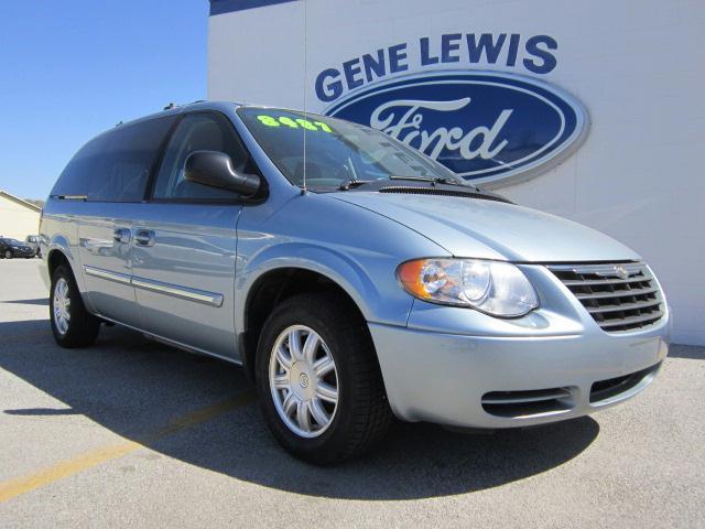 Photo of 2005 Chrysler Town & Country