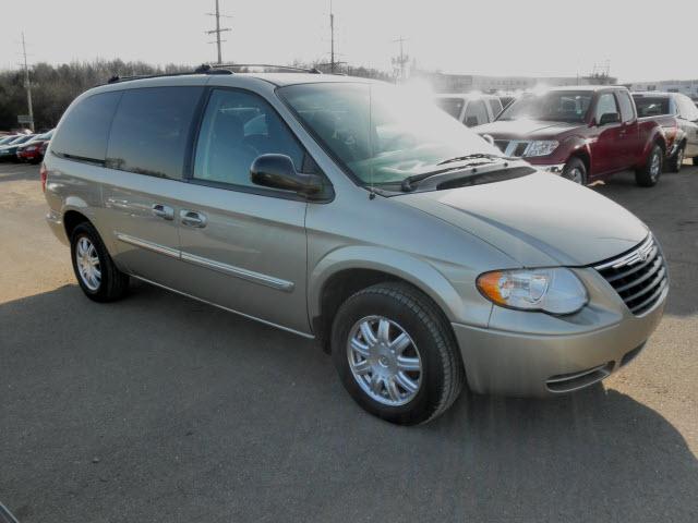 Photo of 2005 Chrysler Town & Country