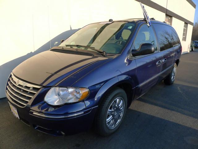 Photo of 2005 Chrysler Town & Country
