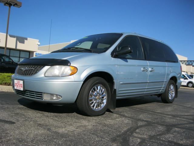 Photo of 2001 Chrysler Town & Country