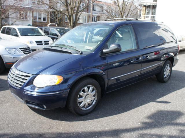 Photo of 2005 Chrysler Town & Country