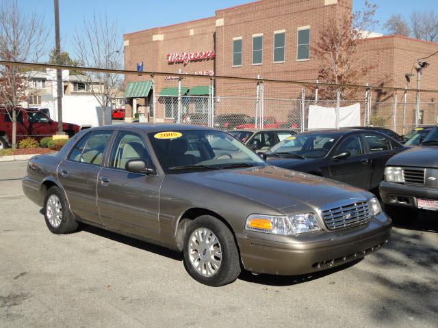 Photo of 2005 Ford Crown Victoria
