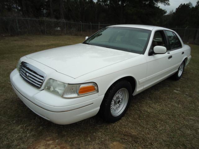 Photo of 2000 Ford Crown Victoria
