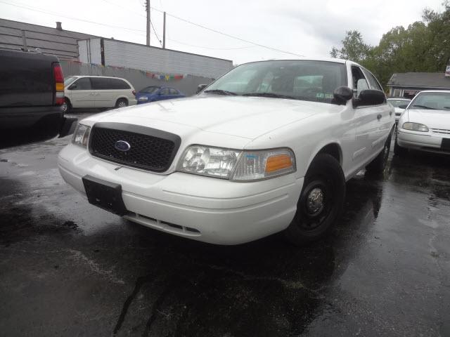 Photo of 2005 Ford Crown Victoria