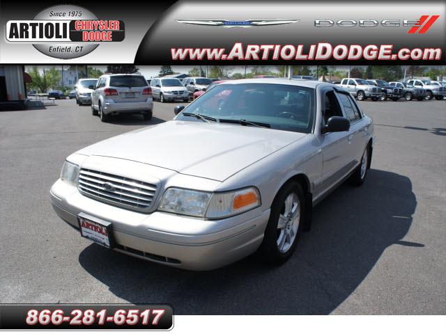 Photo of 2004 Ford Crown Victoria