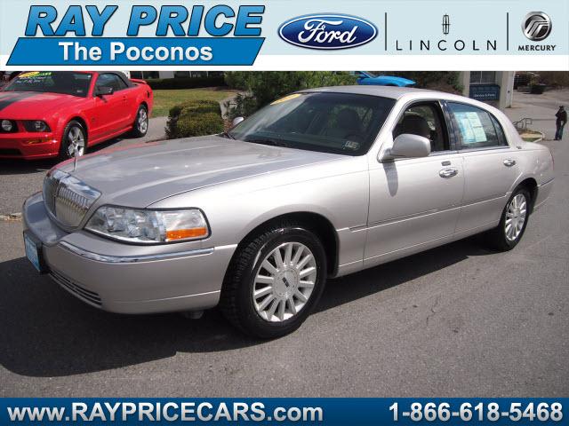 Photo of 2010 Lincoln Town Car