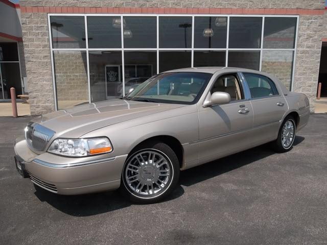 Photo of 2010 Lincoln Town Car