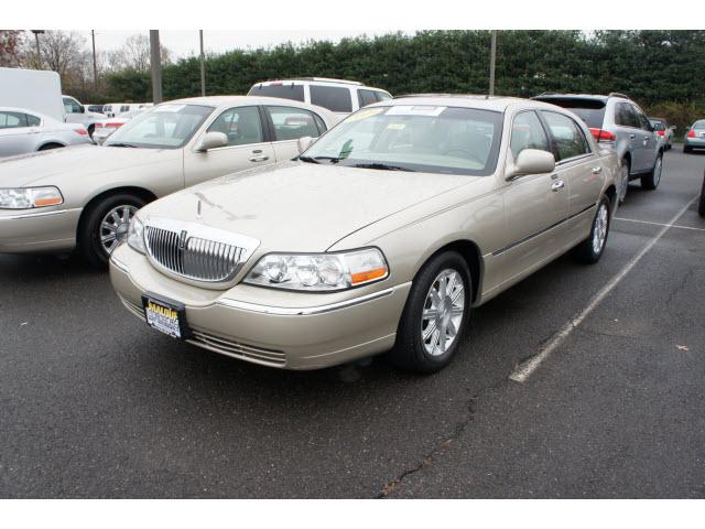 Photo of 2009 Lincoln Town Car