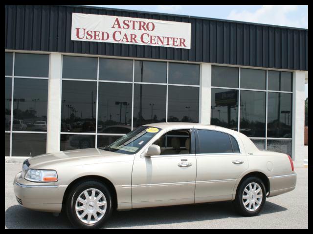 Photo of 2009 Lincoln Town Car
